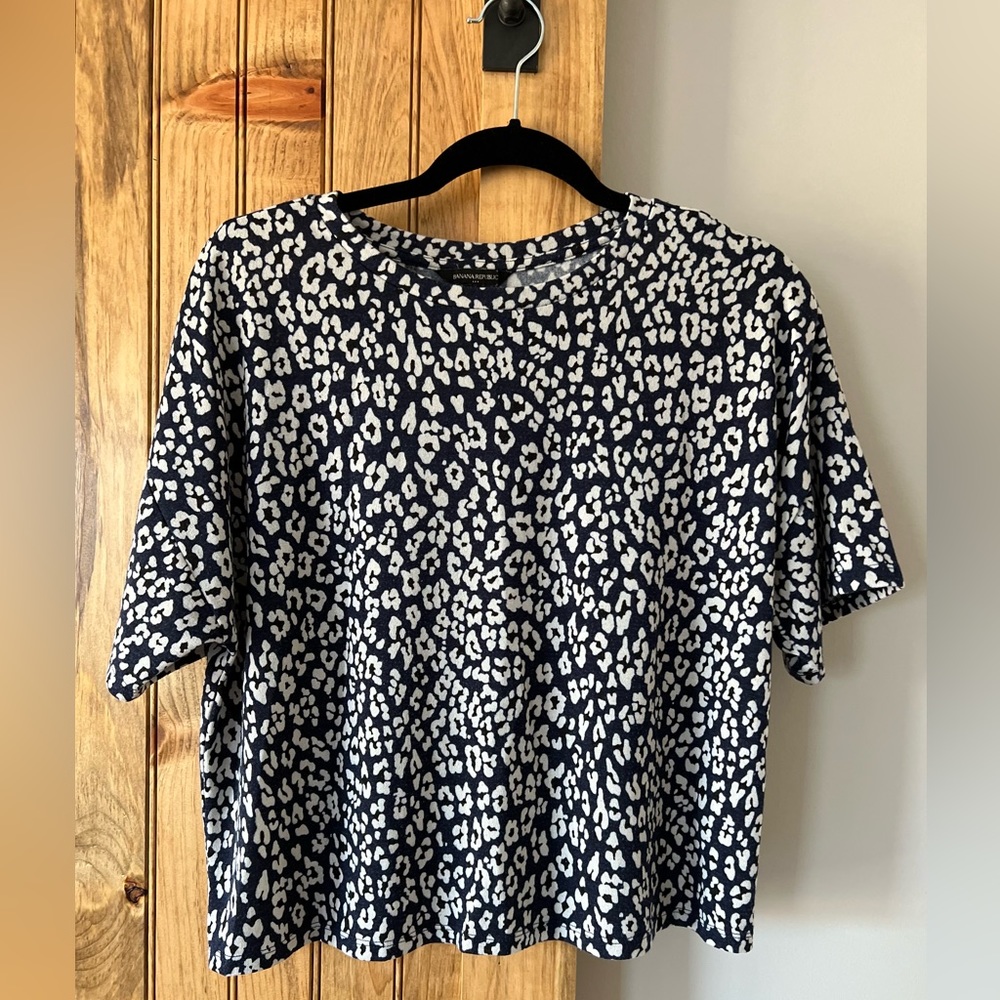 Banana Republic navy blue and white leopard print knit cropped short sleeved tee
